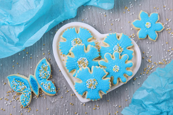 Картинка еда пирожные +кексы +печенье sweet цветы heart blue сладкое глазурь бусинки сахар тарелка сердце cookies выпечка flowers печенье бабочка
