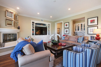 Картинка интерьер гостиная камин цветы стиль мебель colors style furniture fireplace living room