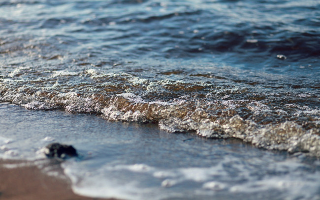 Обои картинки фото природа, вода, камень, песок, волна, берег, пена