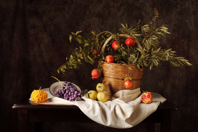 Обои картинки фото еда, натюрморт, яблоки, корзина, виноград, гранат, ветки