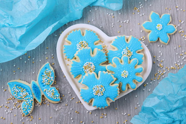 Обои картинки фото еда, пирожные,  кексы,  печенье, sweet, цветы, heart, blue, сладкое, глазурь, бусинки, сахар, тарелка, сердце, cookies, выпечка, flowers, печенье, бабочка