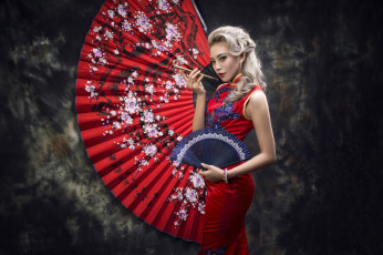 Картинка девушки -unsort+ азиатки азиатка платье курительная трубка девушка веер кисеру красное фон стиль