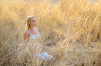 Картинка девушки -unsort+ блондинки поле девушка трава