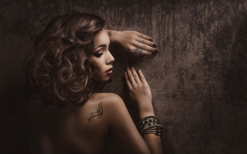Картинка девушки -unsort+ брюнетки +шатенки стена фон спина девушка стиль браслеты руки перстень кольцо модель