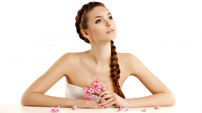 Обои картинки фото девушки, -unsort , брюнетки,  шатенки, коса, гиацинт, розовый, цветок