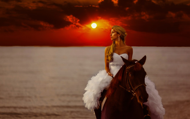 Обои картинки фото девушки, -unsort , блондинки, закат, девушка, настроение, платье, лошадь, конь, море, стиль