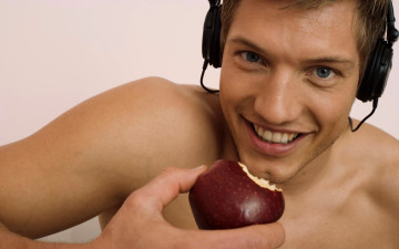 Картинка мужчины -+unsort улыбка яблоко наушники