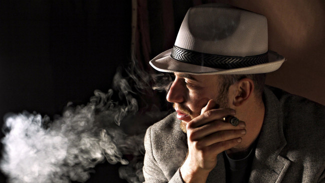 Обои картинки фото мужчины, - unsort, шляпа, дым, сигара