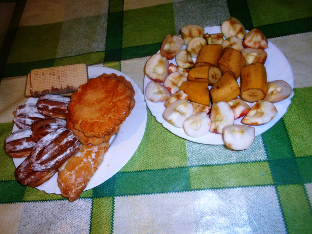 Обои картинки фото еда, пирожные,  кексы,  печенье, бананы, яблоки, вафли, печенье