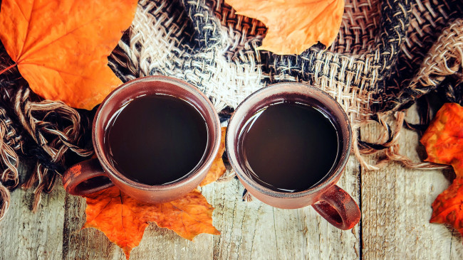 Обои картинки фото еда, кофе,  кофейные зёрна, листья, осень