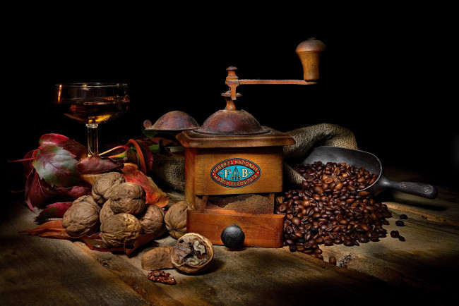Обои картинки фото еда, кофе,  кофейные зёрна, кофемолка, зерна, орехи
