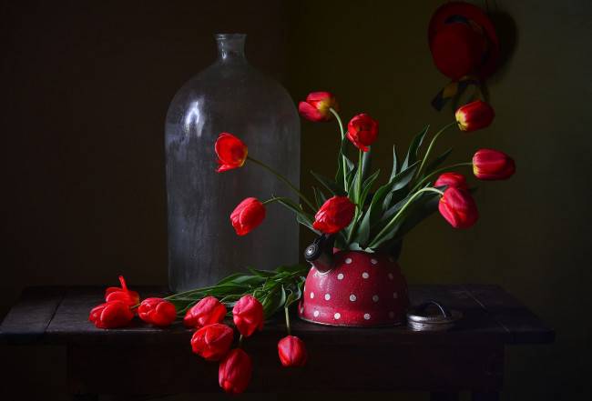 Обои картинки фото цветы, тюльпаны, чайник, алые, букет