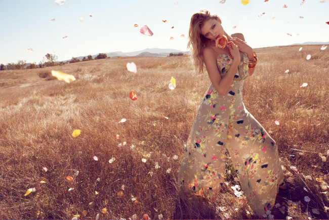 Обои картинки фото Lily Donaldson, девушки, лепестки, поле, модель, роза, браслеты