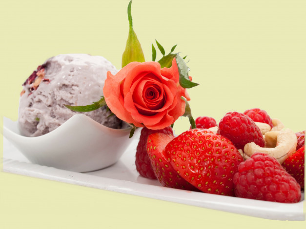 Обои картинки фото еда, мороженое, десерты, малина, клубника, роза