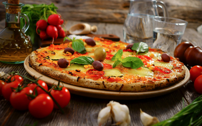 Обои картинки фото еда, пицца, чеснок, помидоры, редис, маслины