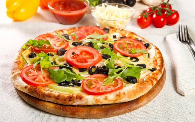 Обои картинки фото еда, пицца, сыр, помидоры, маслины