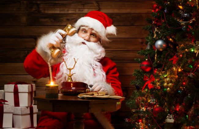 Обои картинки фото праздничные, дед, мороз, санта, елка, свеча, подарки, телефон