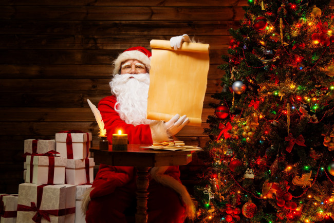 Обои картинки фото праздничные, дед, мороз, санта, елка, подарки, письмо, свеча