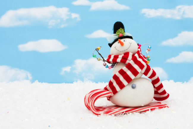 Обои картинки фото праздничные, снеговики, небо, рождество, шарф, sky, snow, новый, год, christmas, holidays, new, year, праздники, снеговик, снег, snowman, scarf, облака, clouds