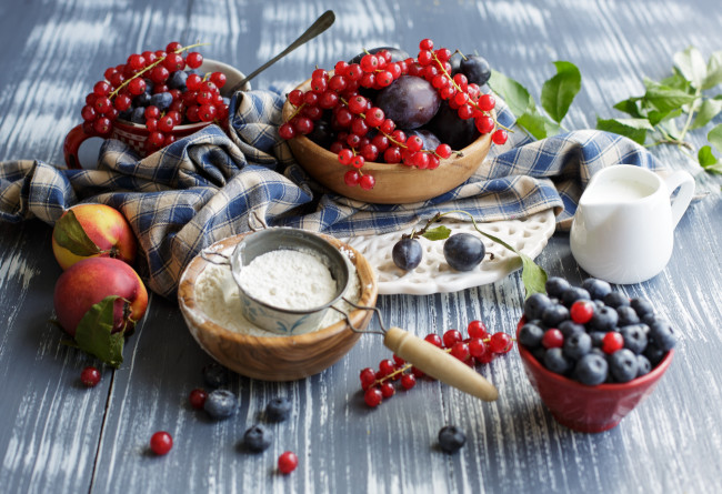 Обои картинки фото еда, фрукты, ягоды, красная, смородина, голубика, сливы, нектарины, мука
