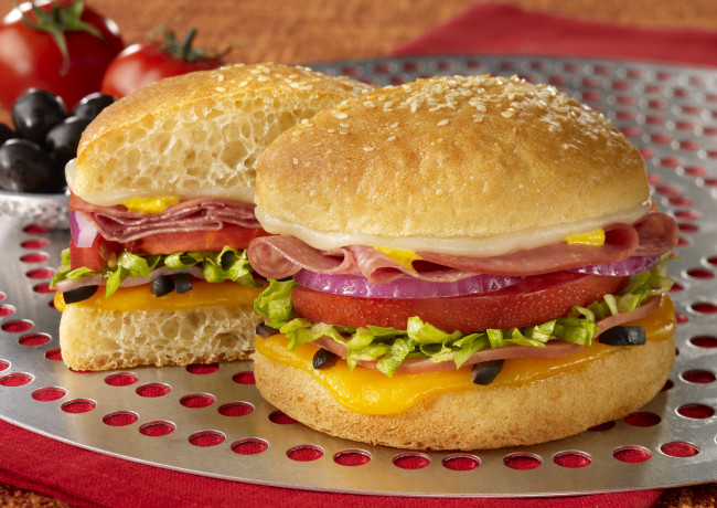 Обои картинки фото еда, бутерброды, гамбургеры, канапе, маслины, помидор, булочка, лук, сыр, колбаса