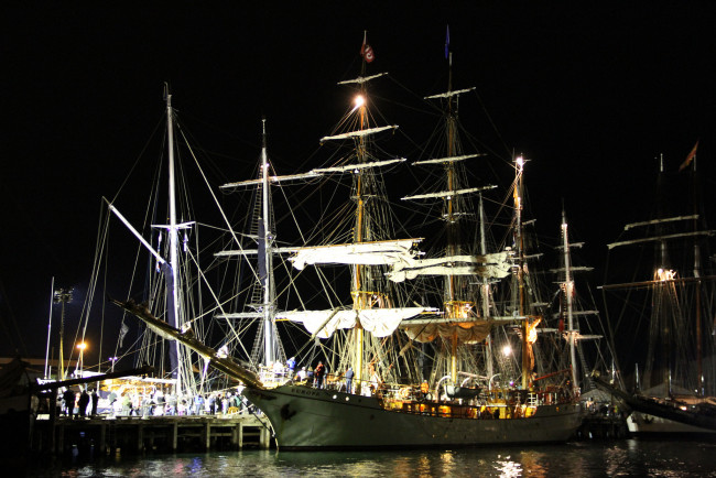 Обои картинки фото корабли, парусники, огни, мачты, порт, ночь