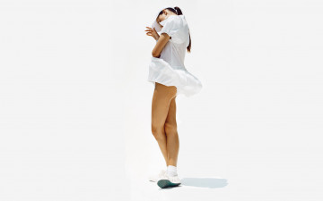 Картинка девушки isabeli+fontana тенниска модель изабели фонтана ветер юбка кепка