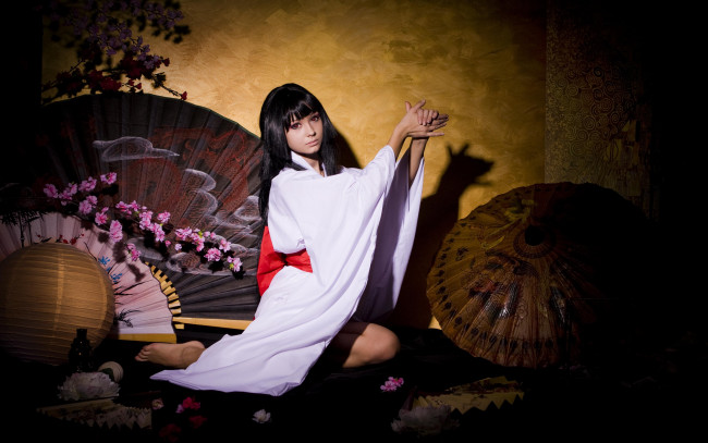 Обои картинки фото девушки, -unsort , азиатки, тень, цветы, зонт, веер, кимоно