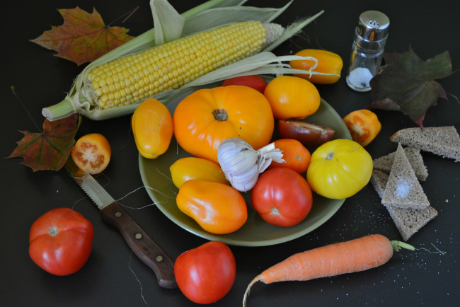 Обои картинки фото еда, овощи, кукуруза, морковь, чеснок, помидоры, томаты