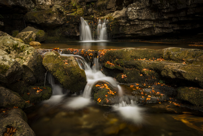 Обои картинки фото природа, водопады, водопад, осень, листья, камни