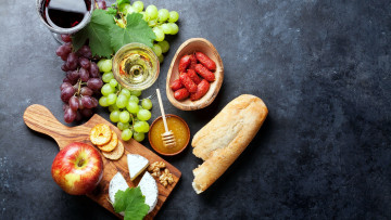Картинка еда разное виноград вино хлеб сыр колбаски мед