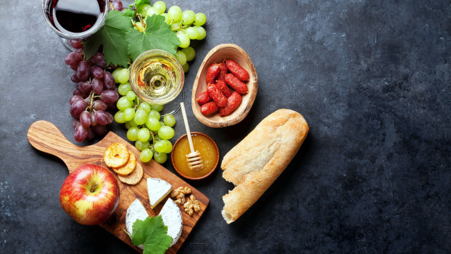 Обои картинки фото еда, разное, виноград, вино, хлеб, сыр, колбаски, мед