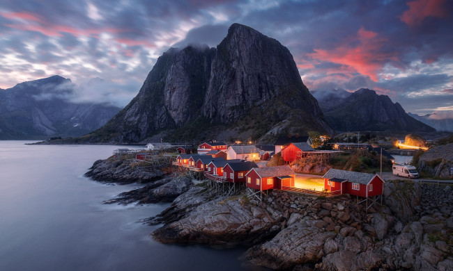 Обои картинки фото города, лофотенские острова , норвегия, горы, фьорд, дома, вечер, огни