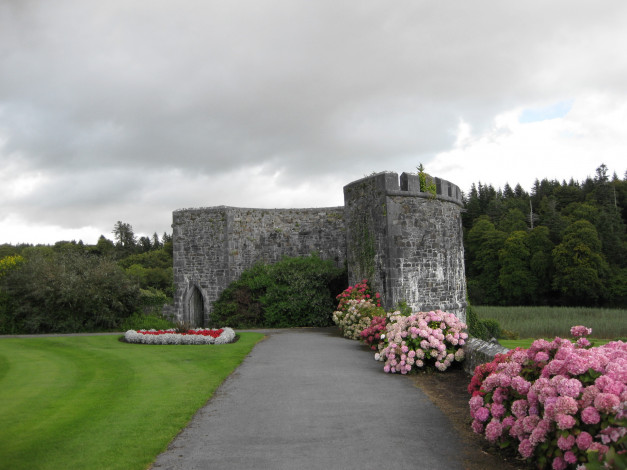 Обои картинки фото ashford, castle, ireland, города, дворцы, замки, крепости, мощные, стены, гортензия, лужайка, клумбы
