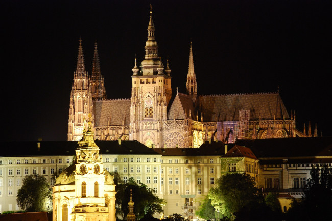 Обои картинки фото собор, святого, витта, прага, Чехия, города, купола, ночь, подсветка, часы
