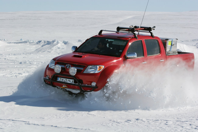Обои картинки фото автомобили, toyota, arctic, trucks, зима, снег, red, north, pole, северный, полюс, hilux