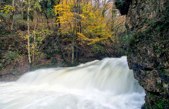 Обои картинки фото природа, водопады, осень, поток, река, деревья, скалы