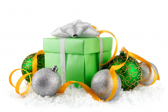 Обои картинки фото праздничные, подарки и коробочки, new, year, christmas, decoration, balls, snow, новый, год, украшения, шары, подарок