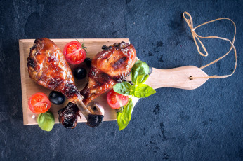 Картинка еда мясные+блюда маслины базилик помидор куриные ножки