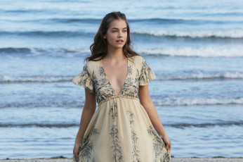 Картинка девушки barbara+palvin модель платье море улыбка волны