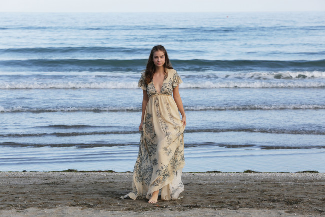 Обои картинки фото девушки, barbara palvin, модель, платье, море, улыбка, берег