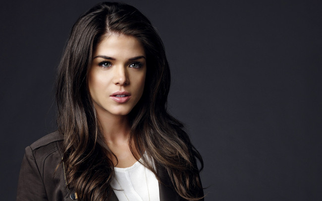 Обои картинки фото девушки, marie avgeropoulos, куртка, актриса, брюнетка