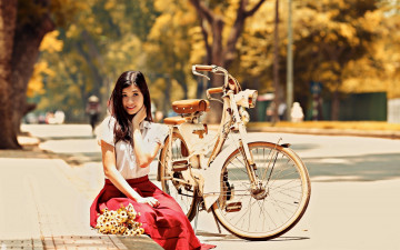 Картинка девушки -+азиатки велосипед