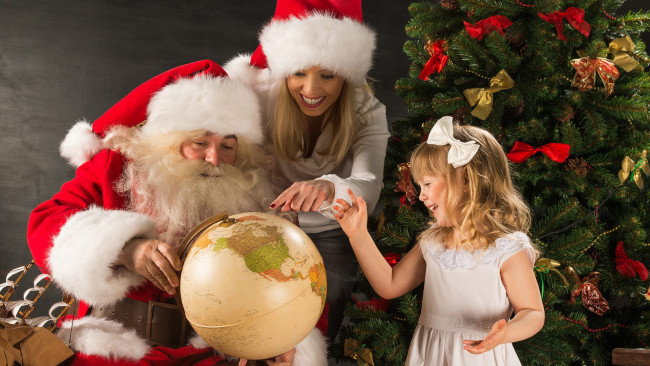 Обои картинки фото праздничные, дед мороз,  санта клаус, елка, санта, глобус