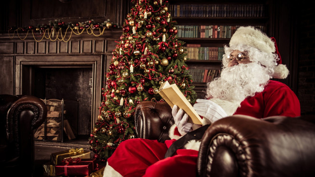 Обои картинки фото праздничные, дед мороз,  санта клаус, камин, елка, санта, книга