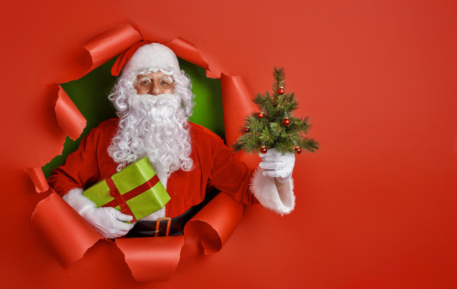 Обои картинки фото праздничные, дед мороз,  санта клаус, елочка, санта, подарок