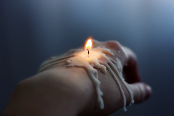 Картинка разное руки +ноги рука свеча потеки