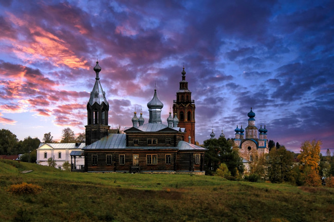 Обои картинки фото чердин,  пермский край, города, - православные церкви,  монастыри, небо, облака, церкви, храм, луг, деревья