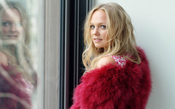 Картинка музыка emma bunton меховая накидка блондинка