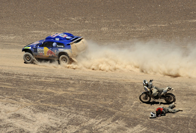Обои картинки фото спорт, авторалли, dakar, дакар, пустыня, мотоцикл, гонка, мотоциклист, volkswagen